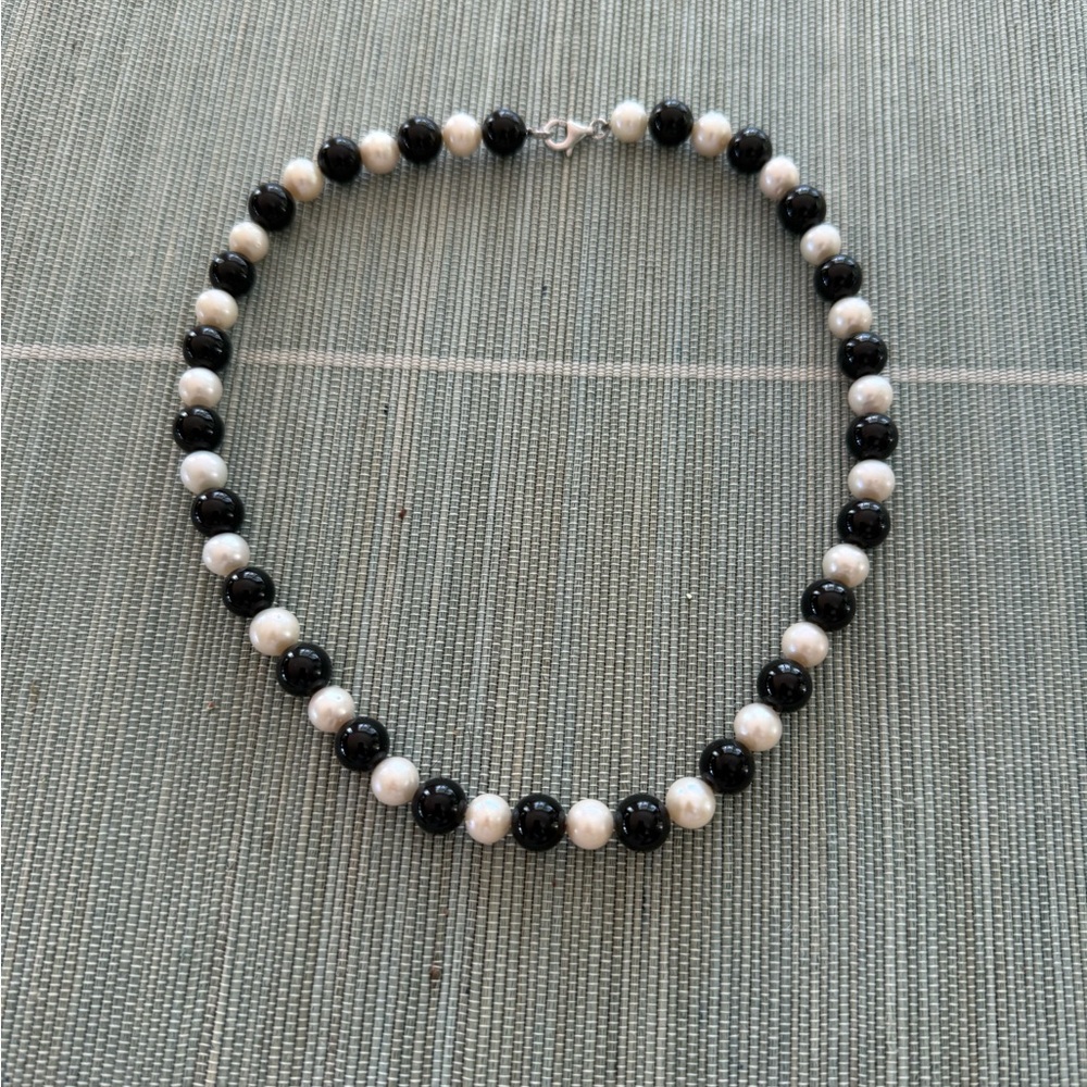 18โ black and white bead necklace